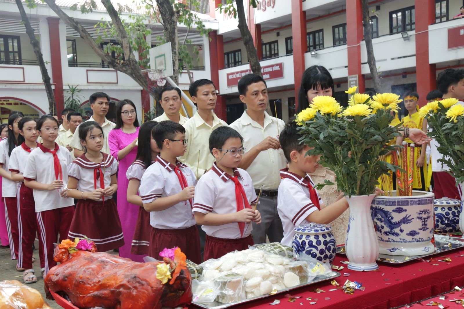 Học sinh dâng hương tưởng nhớ và tỏ lòng biết ơn công lao lập nước của các vua Hùng