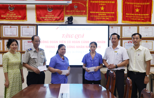 Công đoàn trường Ngô Thời Nhiệm tặng quà công đoàn viên có hoàn cảnh khó khăn trong tháng công nhân năm 2026