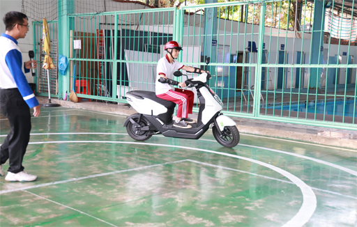 Học sinh Ngô Thời Nhiệm tham gia hướng dẫn kỹ năng lái xe gắn máy an toàn