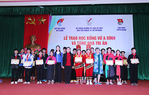 Lễ trao học bổng Vừ A Dính và tặng quà tri ân tại huyện Sơn Dương, Tuyên Quang