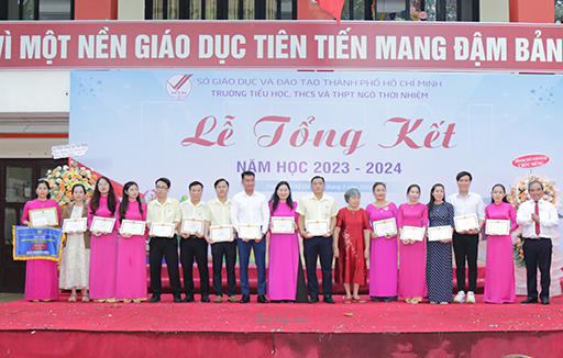 Một số hình ảnh tuyên dương giáo viên đạt thành tích cao trong năm học 2023-2024