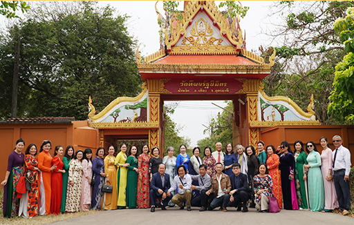 Quỹ học bổng Vừ A Dính và CLB Vì Hoàng Sa - Trường Sa Thân Yêu thăm khu di tích Hồ Chí Minh tại Udon Thani