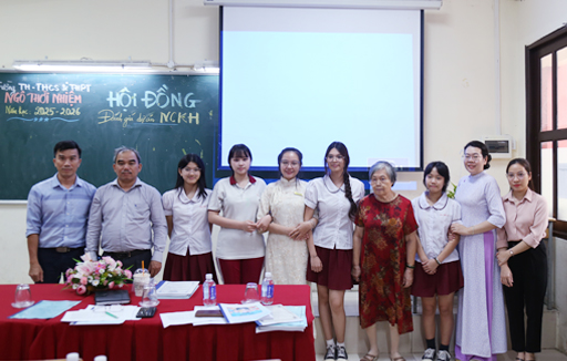 Sôi nổi cuộc thi khoa học kỹ thuật năm học 2025 - 2026: Báo cáo đề tài cấp trường