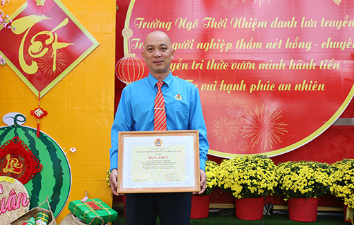 Thầy Bạch Nguyễn Xuân Vinh nhận bằng khen của Tổng Liên đoàn Lao động Việt Nam