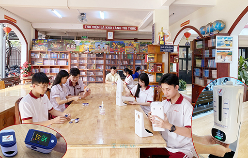 Thầy trò chế tạo máy đo thân nhiệt, khử khuẩn tay và máy đo nhịp tim, nồng độ oxy trong máu