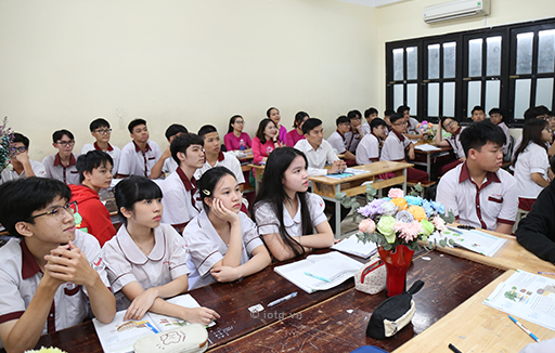 Tổ Sinh học tổ chức chuyên đề STEM “Hoa cầu vồng”