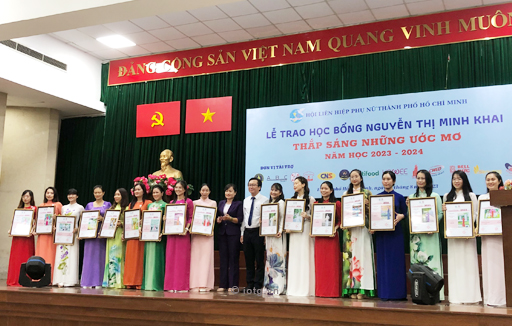 Trao giải cuộc thi ảnh đẹp áo dài online “Duyên dáng sân trường”