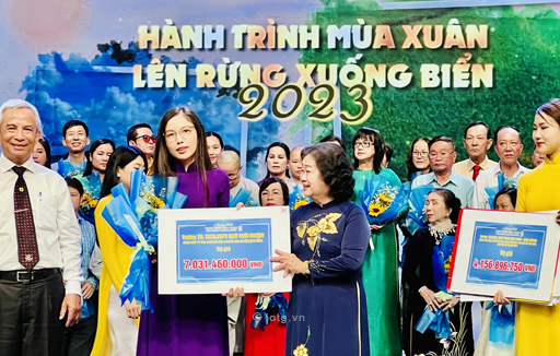 Trường Ngô Thời Nhiệm hỗ trợ hơn 7 tỷ đồng cho Quỹ học bổng Vừ A Dính