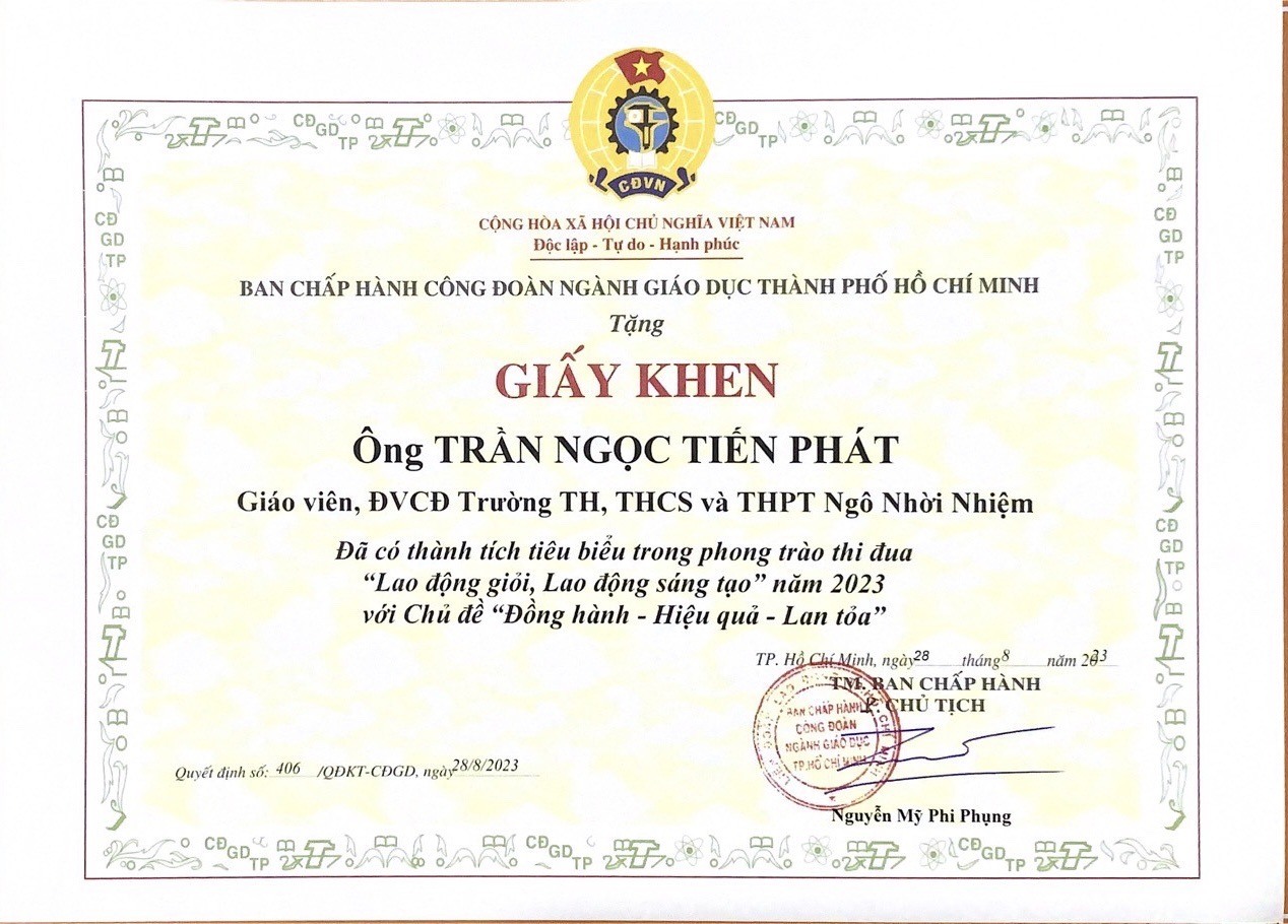Ông Trần Ngọc Tiến Phát nhận giấy khen Đã có thành tích tiêu biểu trong phong trào thi đua Lao động giỏi, Lao động sáng tạo năm 2023