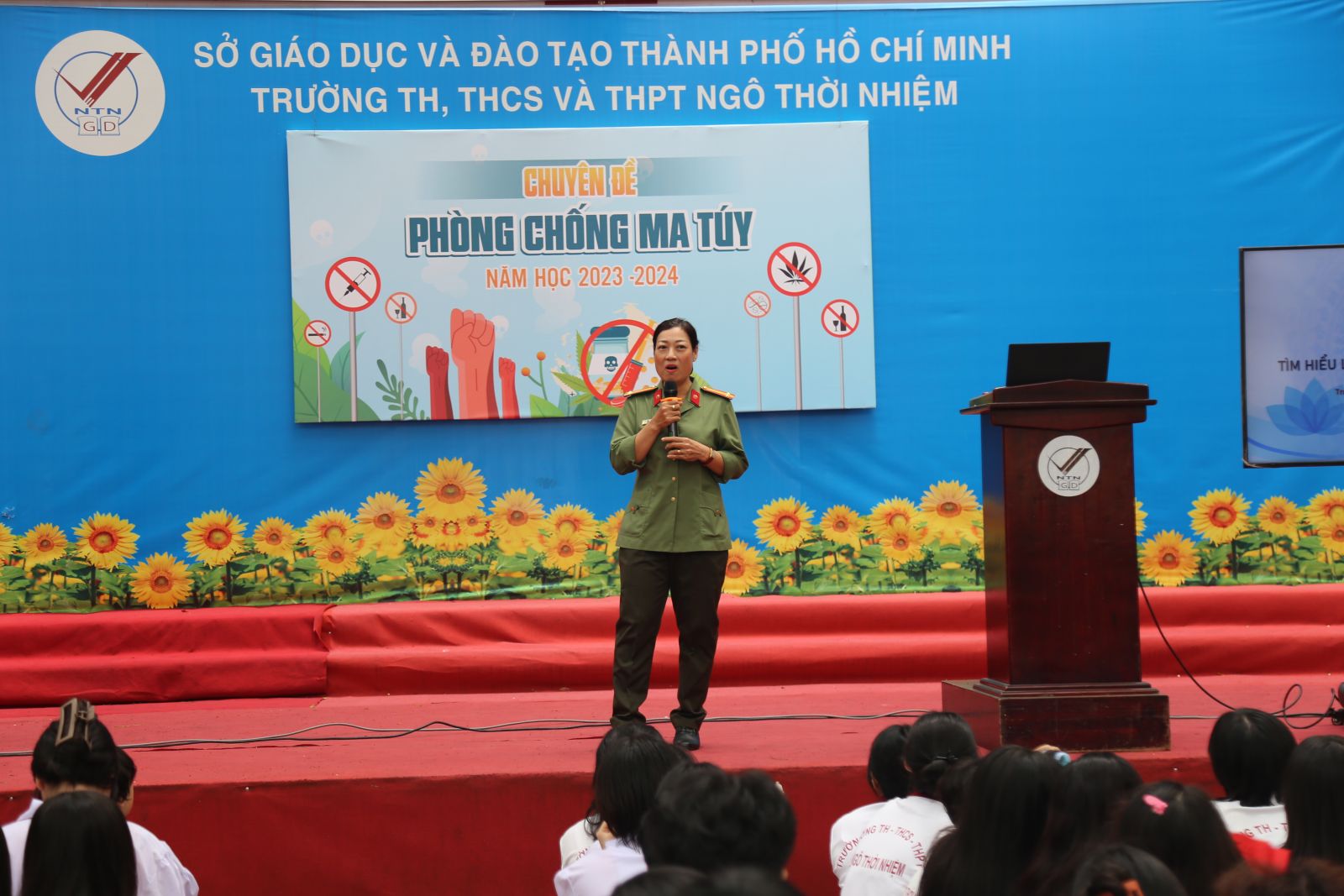 Trung tá Võ Thị Vân Anh – Đội tuyên truyền CA TP. Thủ Đức chia sẻ tại trường TH, THCS và THPT Ngô Thời Nhiệm