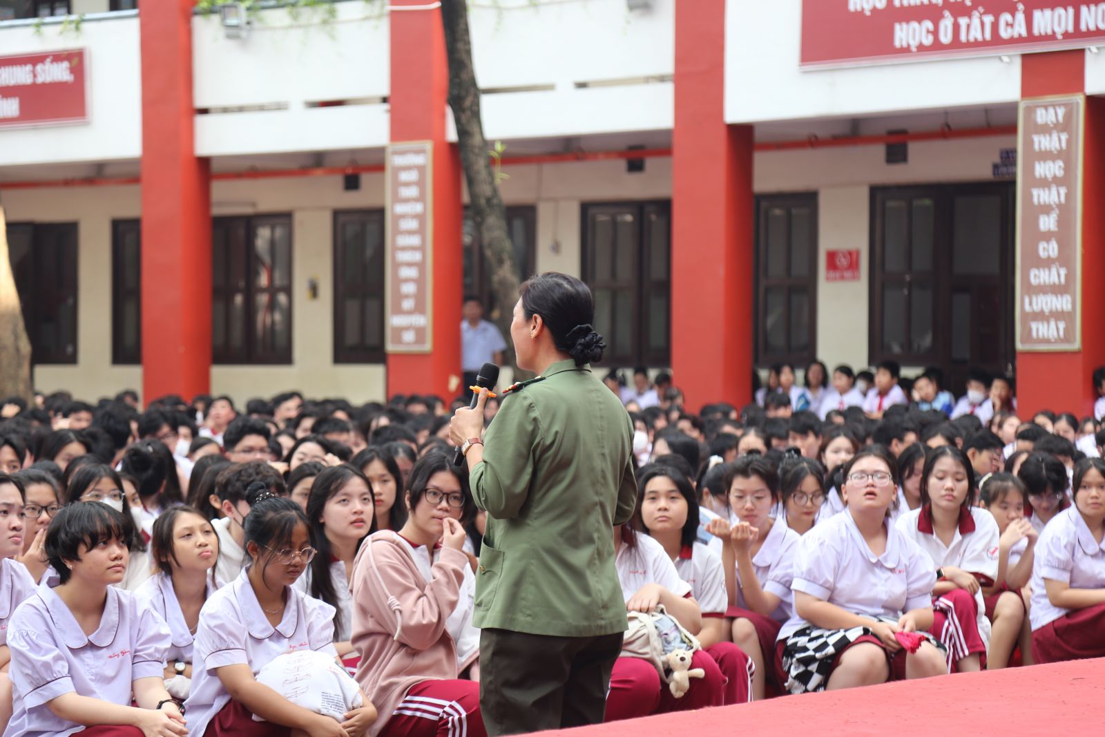 Những thông tin mà Trung tá Vân Anh mang lại vô cùng quan trọng cho học sinh trường Ngô Thời Nhiệm