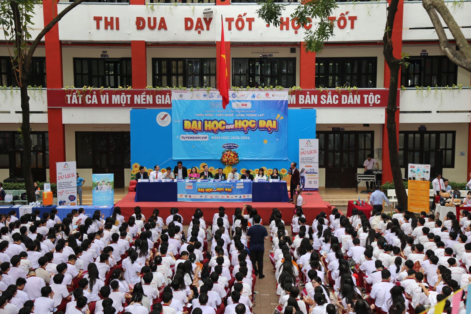 Toàn cảnh buổi tư vấn hướng nghiệp tại trường TH, THCS và THPT Ngô Thời Nhiệm