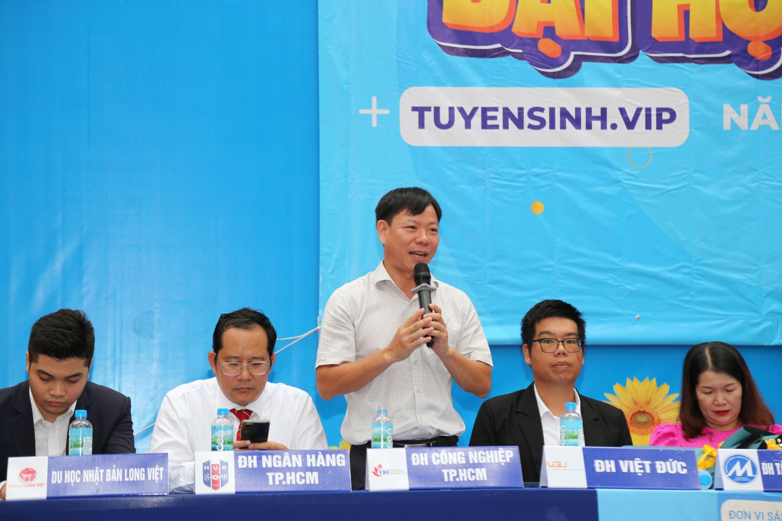 Đại diện các trường Đại học, Cao đẳng trả lời các câu hỏi của học sinh