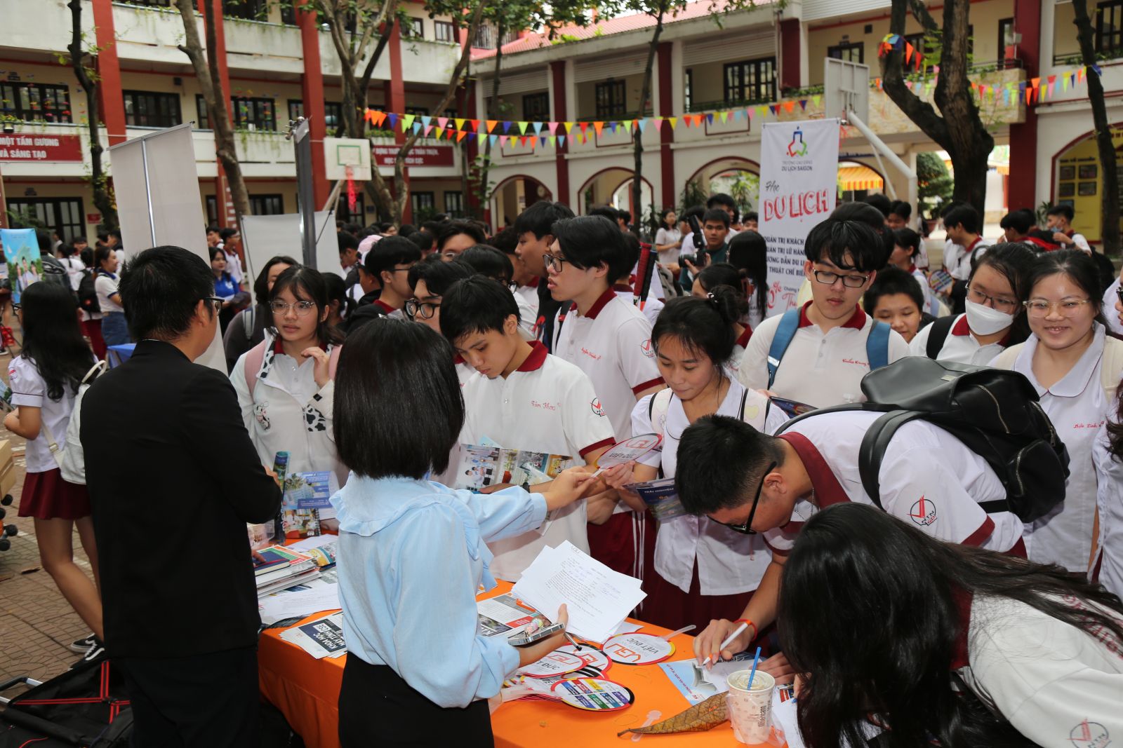 Học sinh hứng thú các thông tin tuyển sinh của các trường
