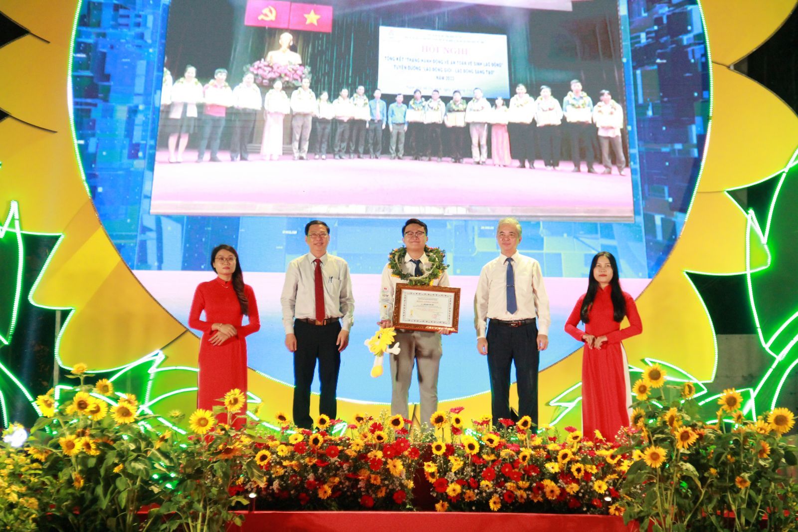 Thầy Trần Ngọc Tiến Phát - Tổ phó tổ KHTN, phụ trách bộ môn Công nghệ trường TH, THCS và THPT Ngô Thời Nhiệm - đã vinh dự được tuyên dương là công dân tiêu biểu duy nhất trên lĩnh vực Giáo dục và Đào tạo của thành phố năm 2023.