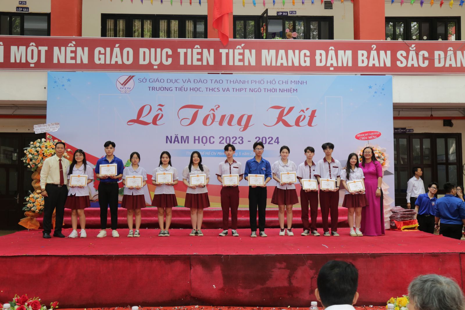 Khen thưởng học sinh giỏi cấp thành phố và cấp trường