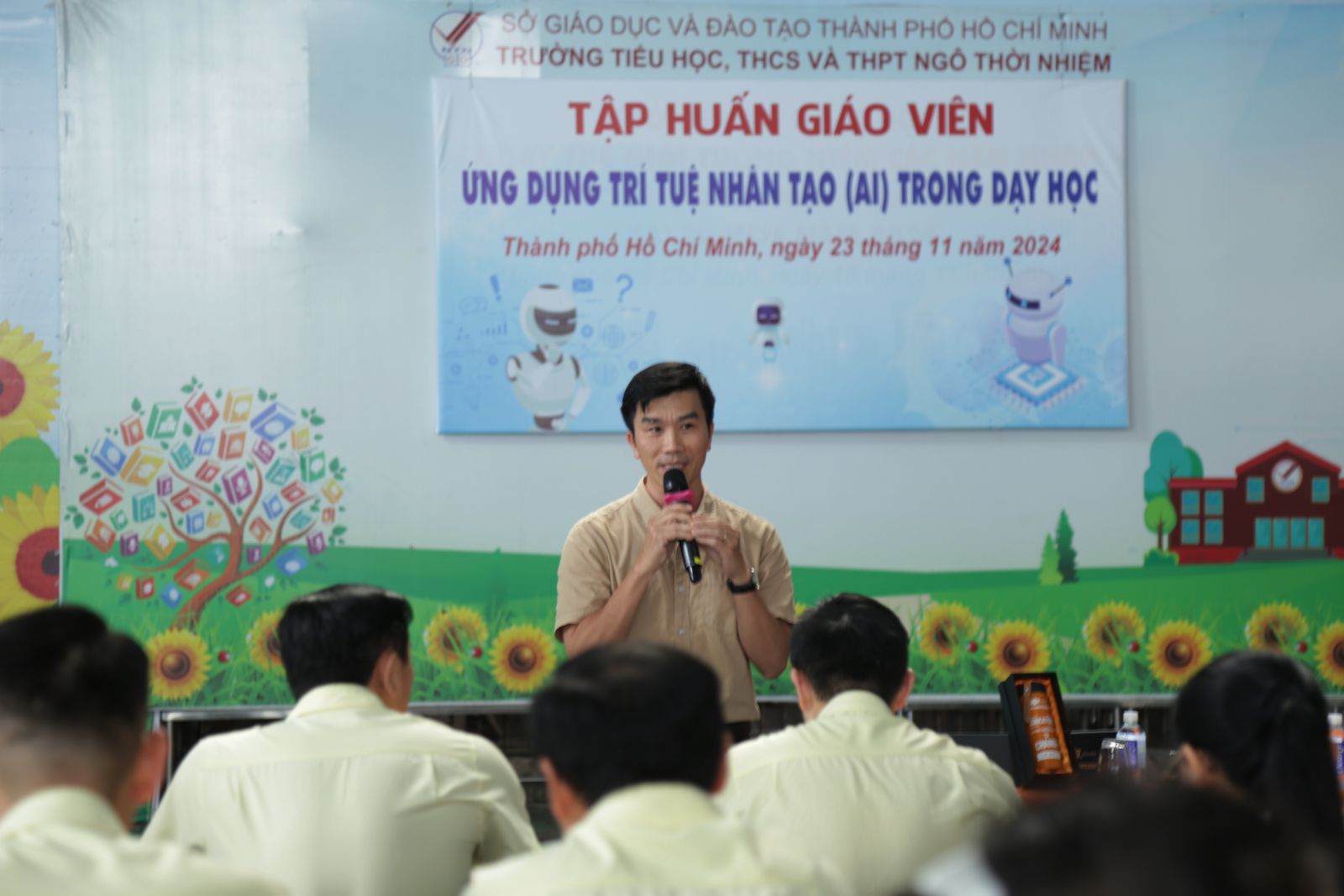 Thay mặt nhà trường thầy Nguyễn Hữu Tài gửi lời cảm ơn đến ông Hồ Hải - Ảnh: Diep Nguyen Pro