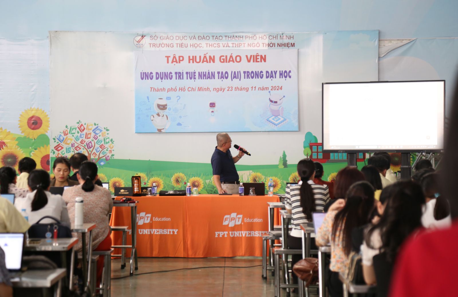 Ông Hồ Hải hướng dẫn giáo viên sử dụng AI - Ảnh: Diep Nguyen Pro