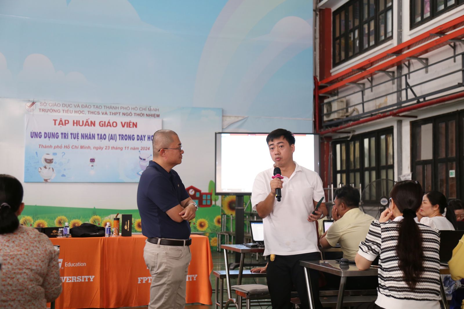 Thầy Hồ Hoàng Linh trả lời câu hỏi của ông Hồ Hải - Ảnh: Diep Nguyen Pro