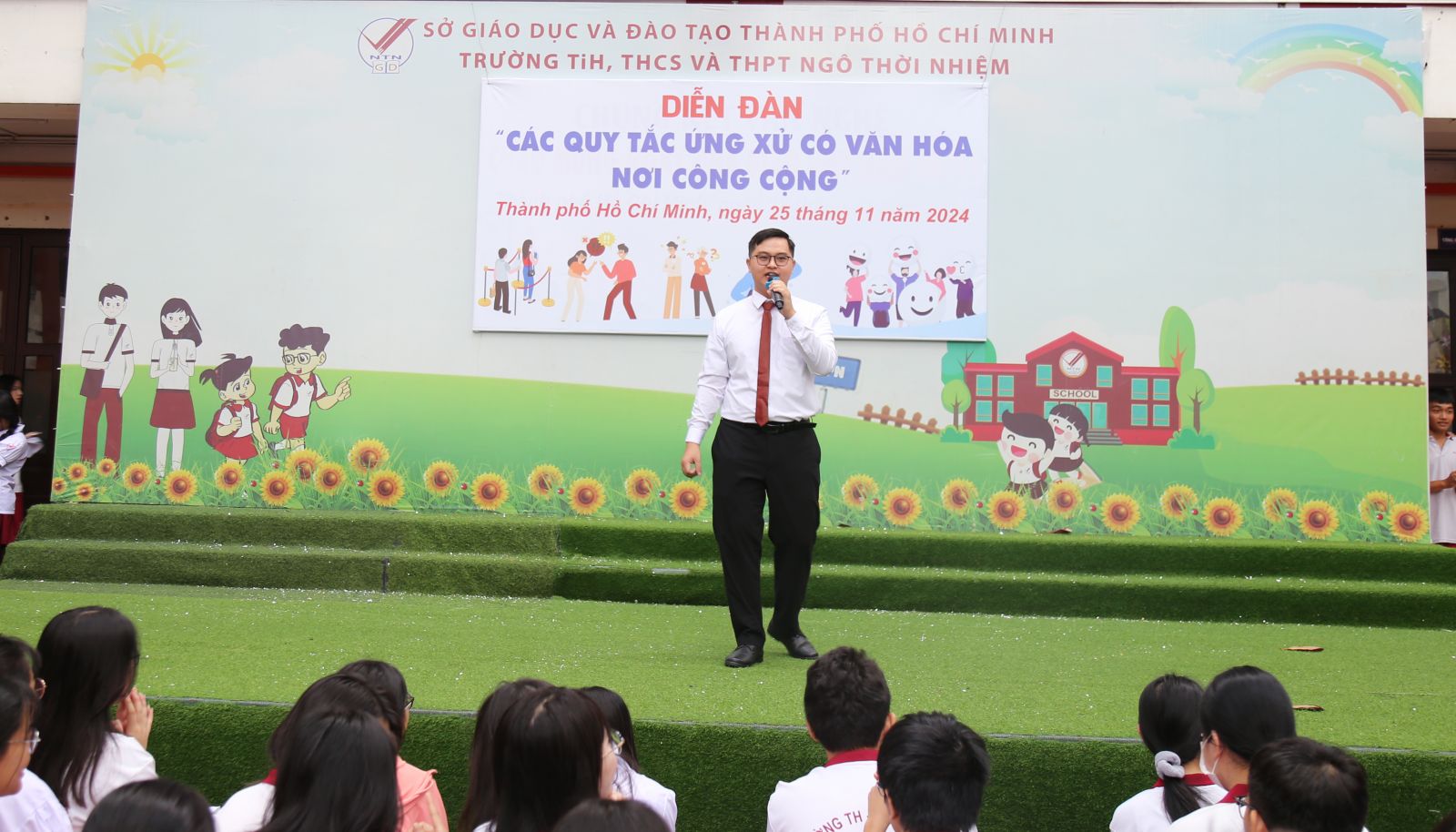 Thầy Gia Huy thể hiện bài hát Điều tuyệt vời - Ảnh: Diep Nguyen Pro