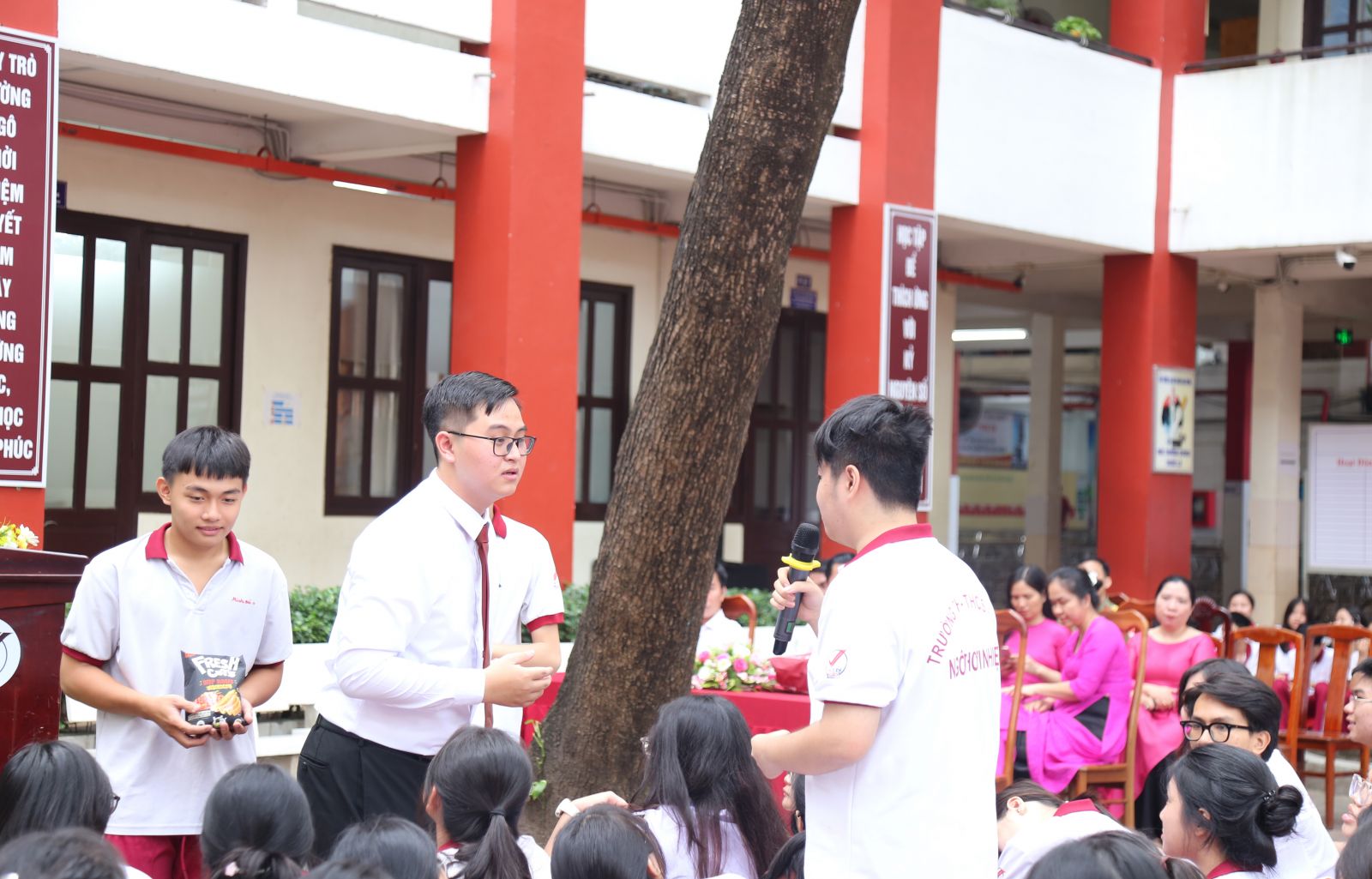 Học sinh chia sẻ về cách ứng xử trong tiết mục kịch ngắn - Ảnh: Diep Nguyen Pro