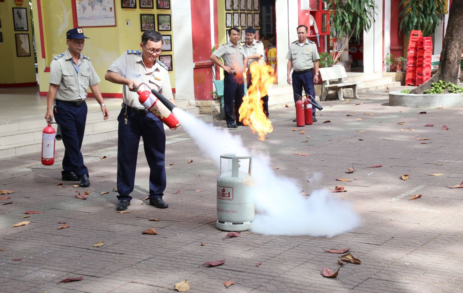 Nhân viên trường Ngô Thời Nhiệm diễn tập PCCC bằng bình chữa cháy