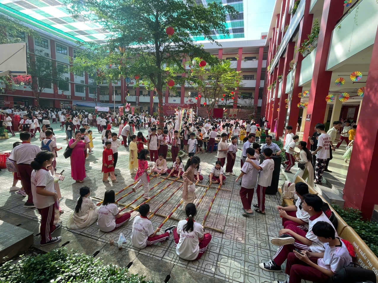 Hội Xuân Ngô Thời Nhiệm: Vui tươi, rộn rã tiếng cười