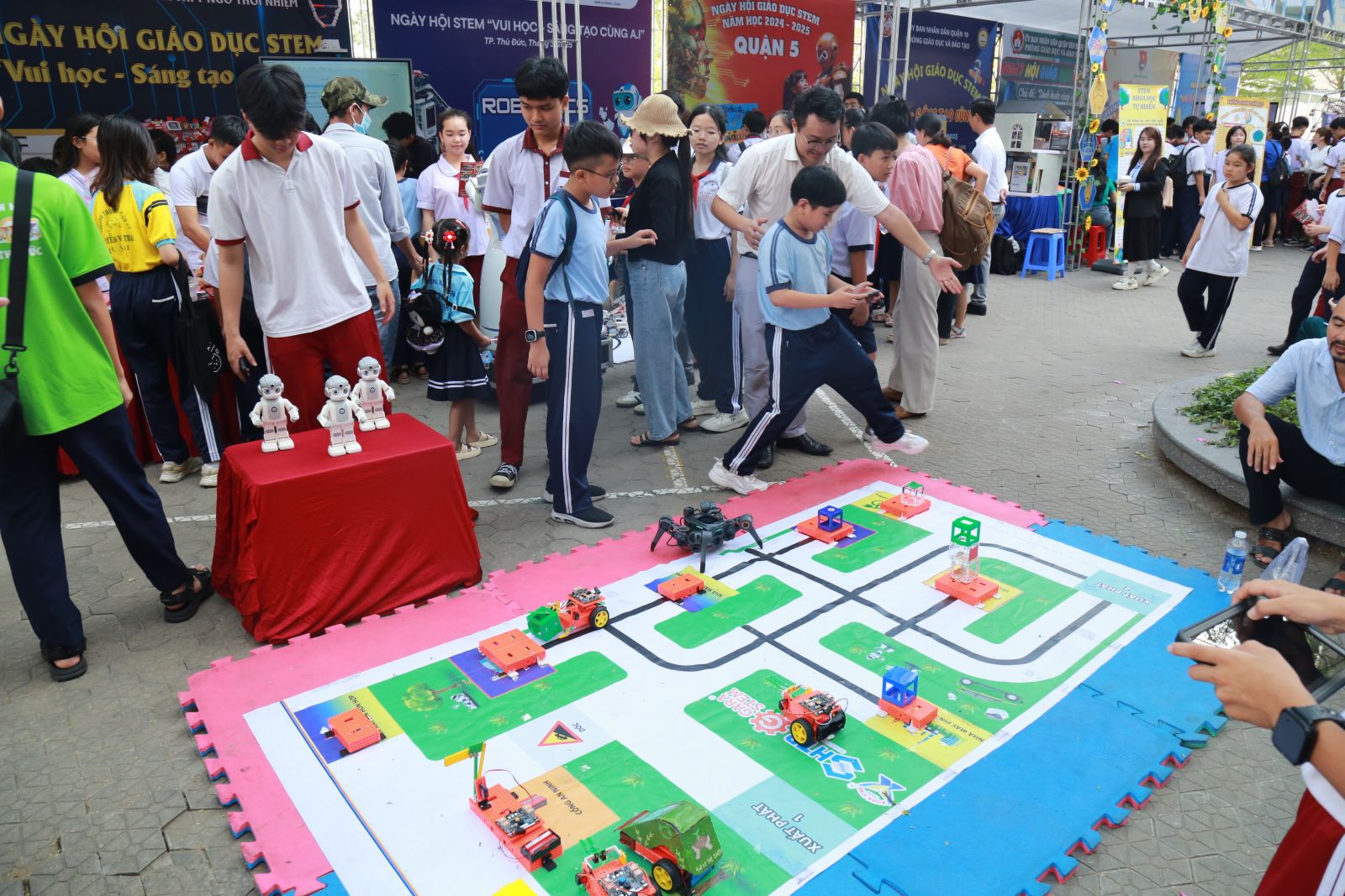 Gian hàng trường Ngô Thời Nhiệm thu hút nhiều học sinh tham quan và trải nghiệm