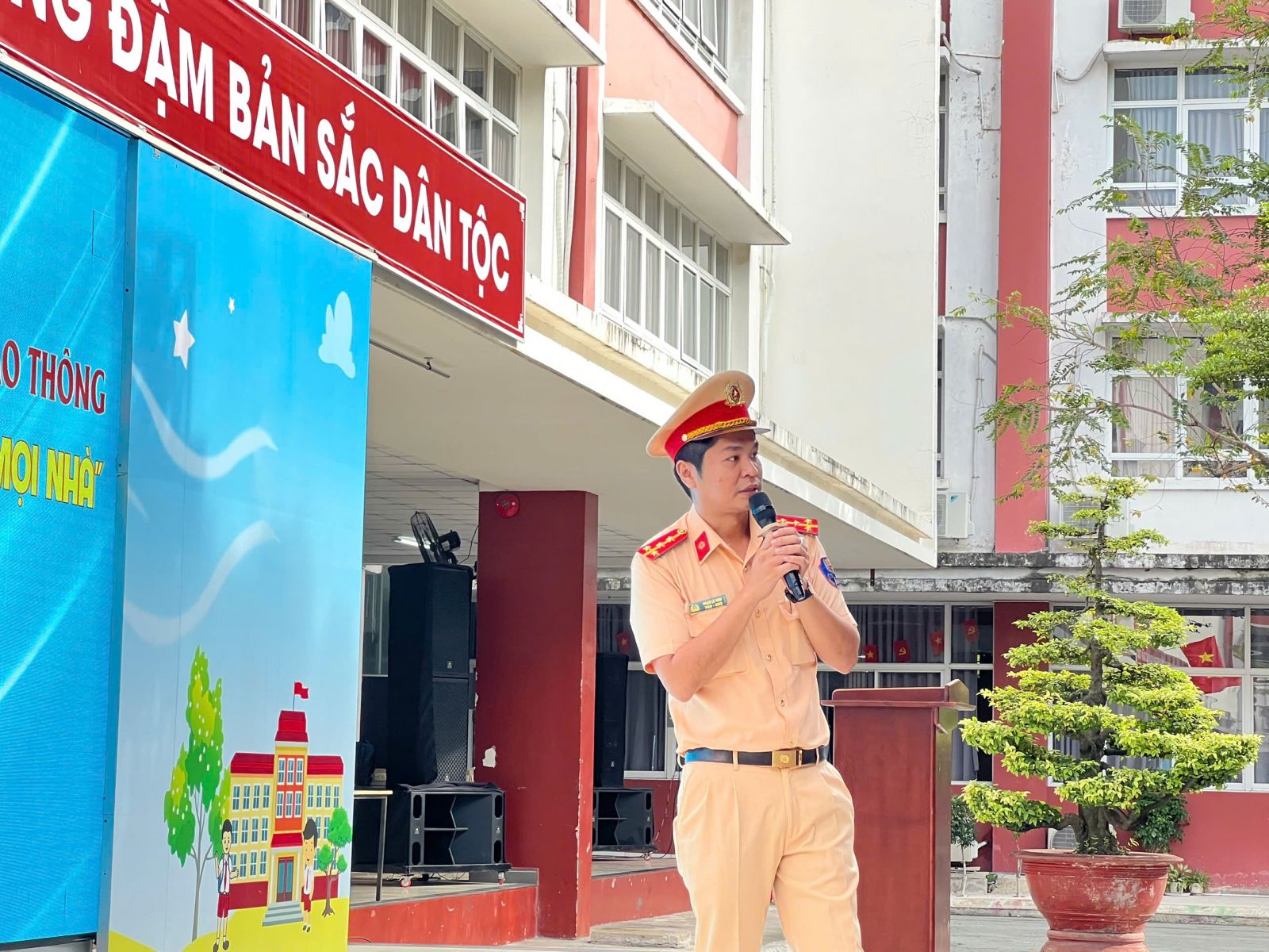 Đại úy Phạm Lê Vinh – Cán bộ tuyên truyền Phòng CSGT TP.HCM tại lễ phát động