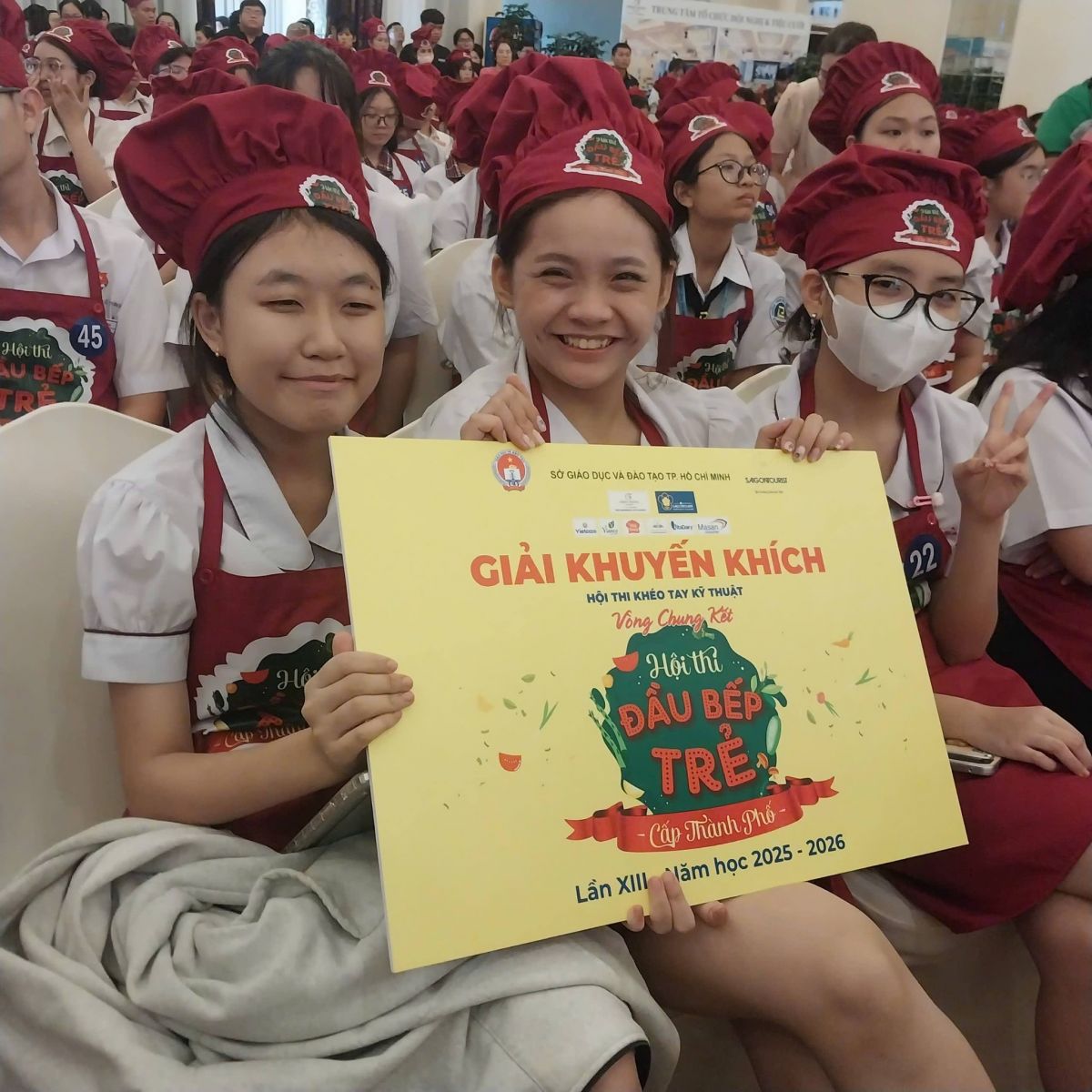 Đội đầu bếp trẻ cơ sở Bình Dương