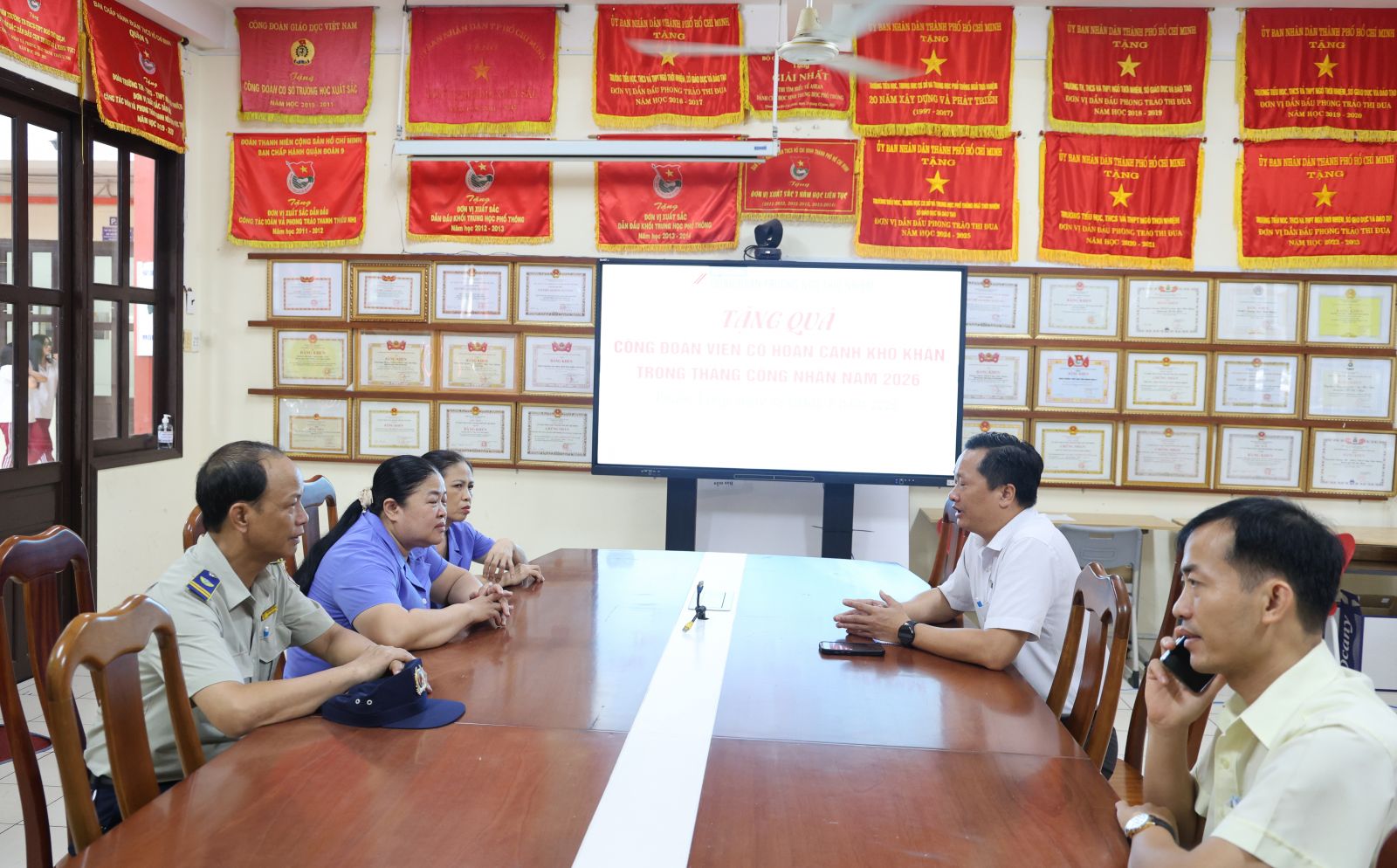 Chủ tịch Công đoàn hỏi thăm đời sống của nhân viên - Ảnh: Diep Nguyen