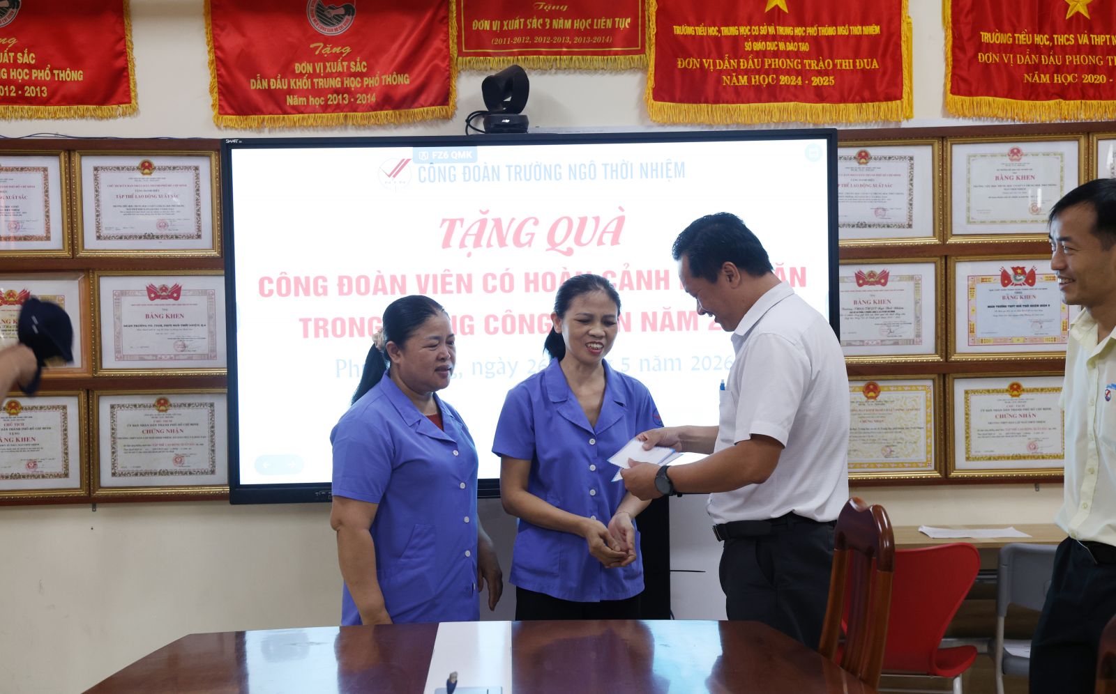 Chủ tịch Công đoàn trao quà cho nhân viên tạp vụ có hoàn cảnh khó khăn - Ảnh: Diep Nguyen