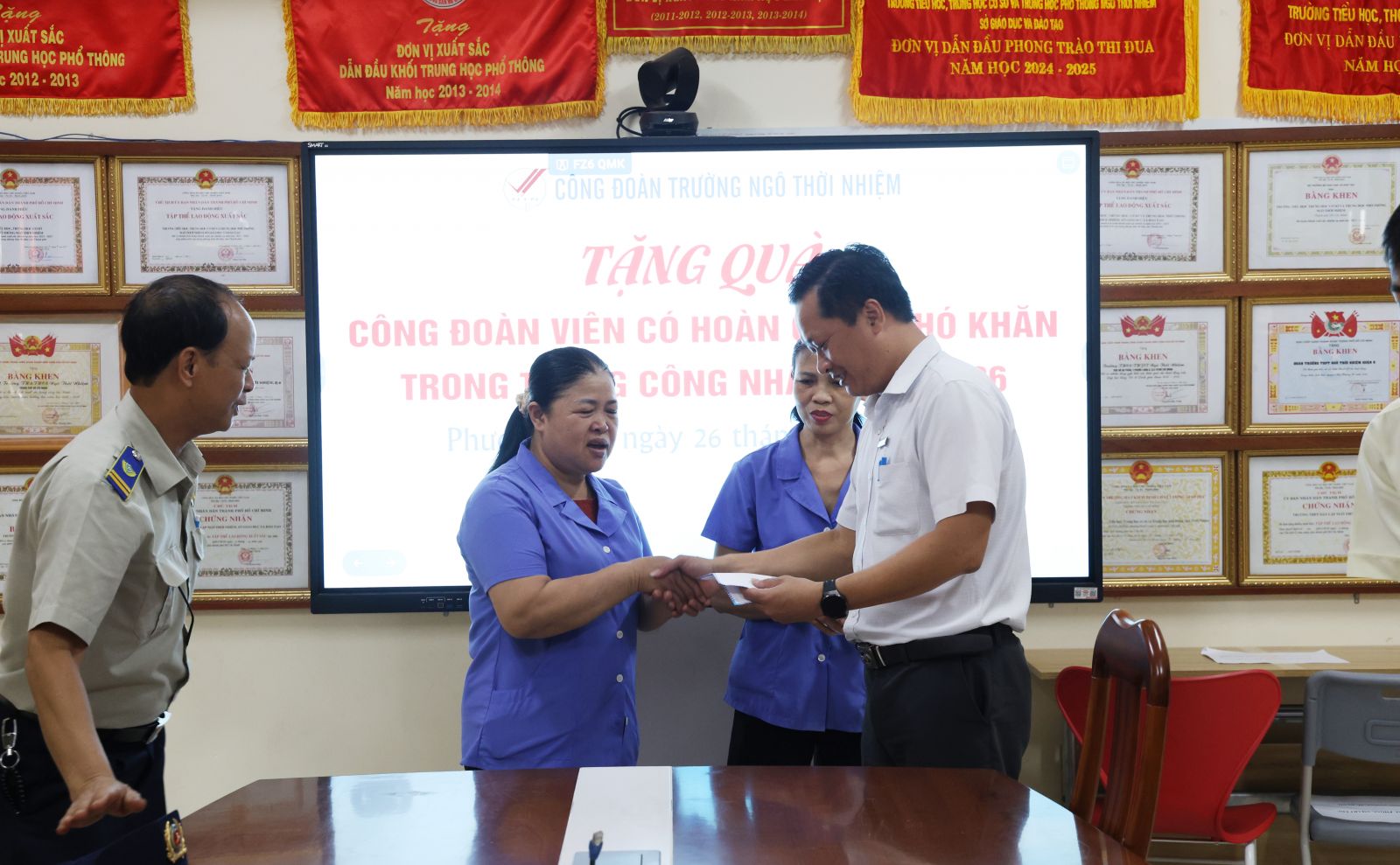 Chủ tịch Công đoàn trao quà cho nhân viên tạp vụ có hoàn cảnh khó khăn - Ảnh: Diep Nguyen