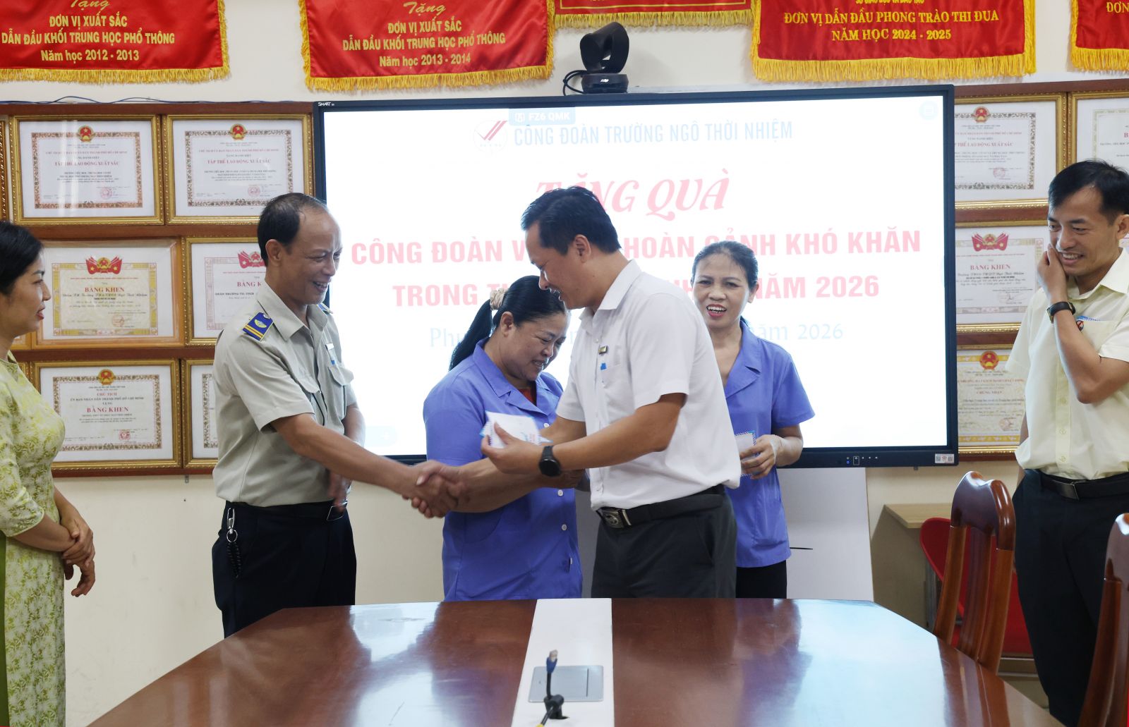 Chủ tịch Công đoàn trao quà cho nhân viên an ninh có hoàn cảnh khó khăn - Ảnh: Diep Nguyen