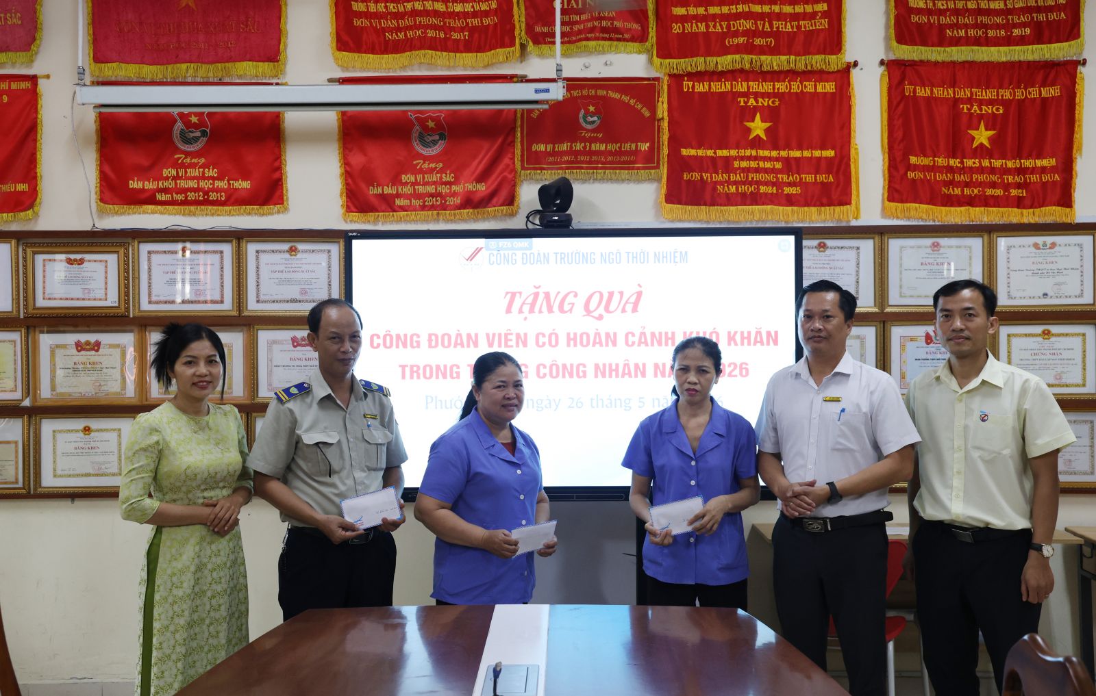 Chủ tịch Công đoàn chụp hình lưu niệm cùng công đoàn viên - Ảnh: Diep Nguyen