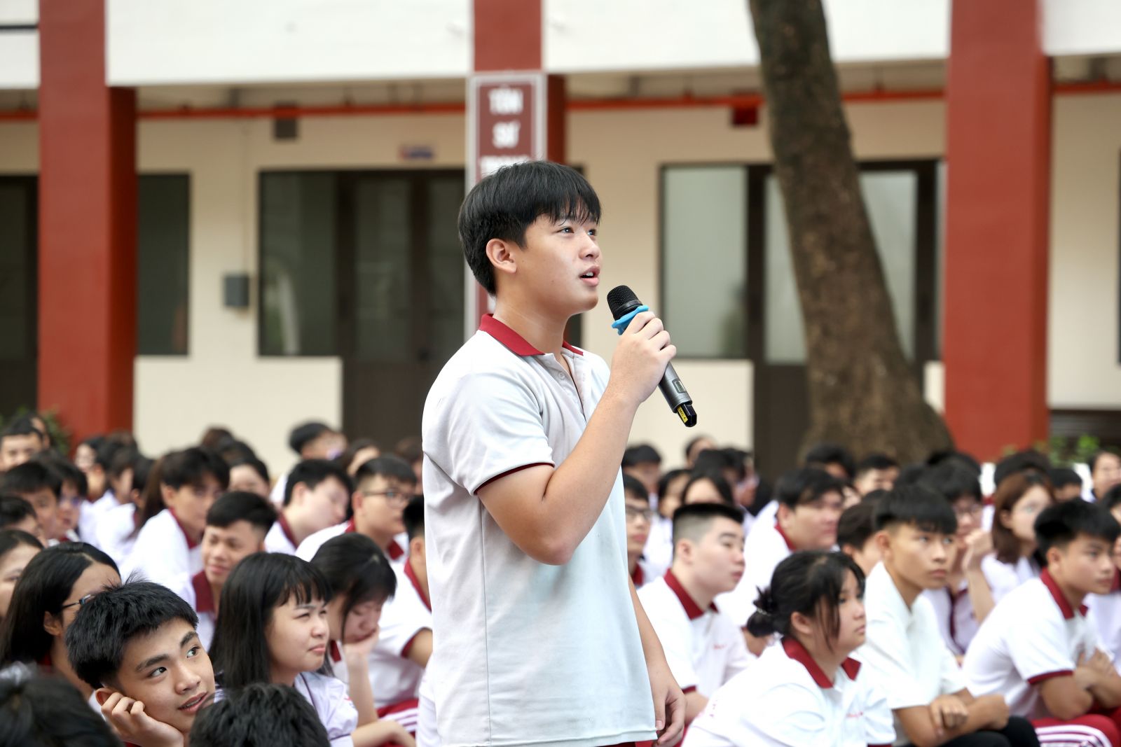 Sau buổi định hướng, các bạn học sinh có thắc mắc về việc lựa chọn môn học có thể trao đổi trực tiếp với Ban Giám hiệu nhà trường để được giải đáp