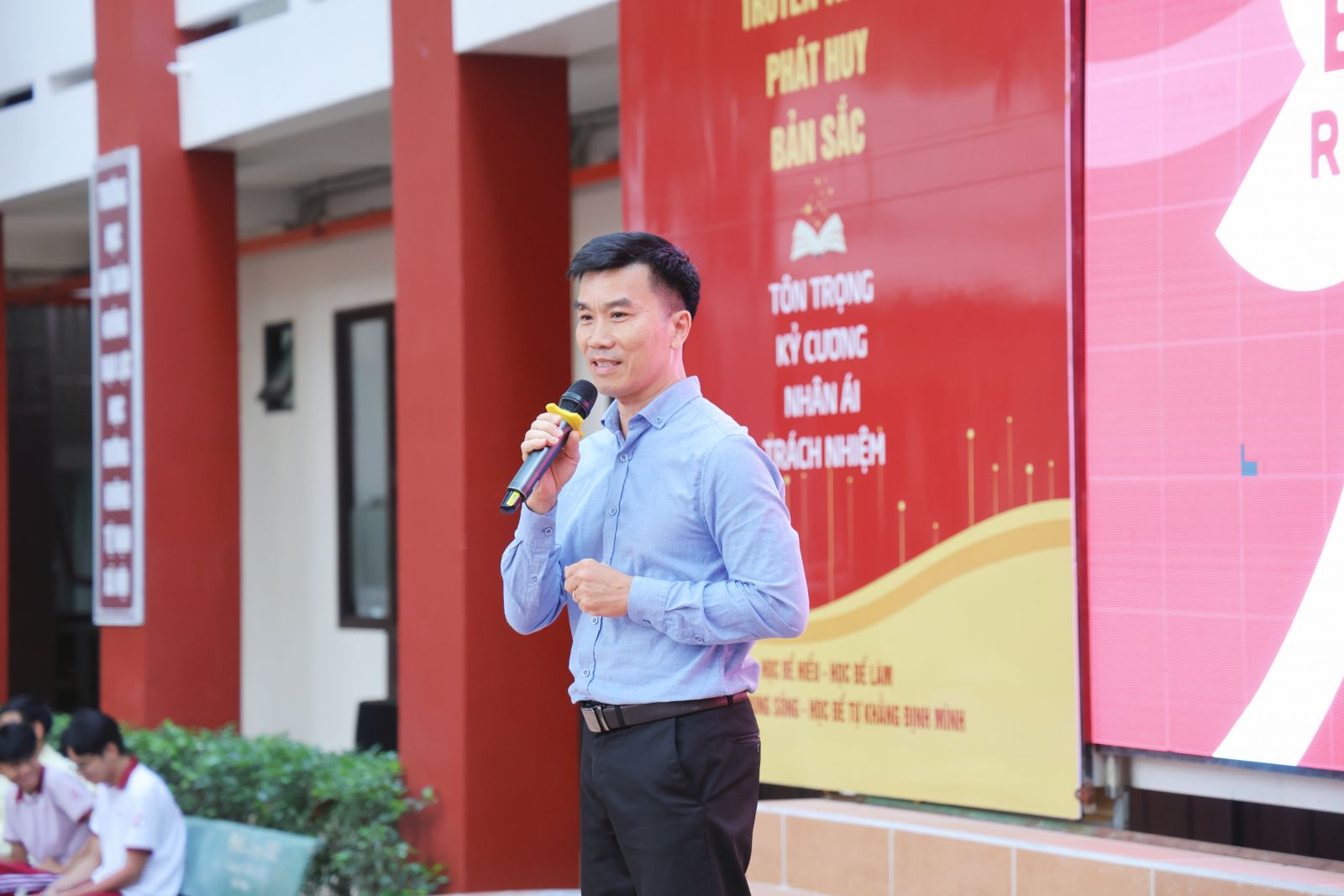 Thầy Nguyễn Hữu Tài, Phó Hiệu trưởng Trường Ngô Thời Nhiệm, phát biểu tại buổi ra mắt