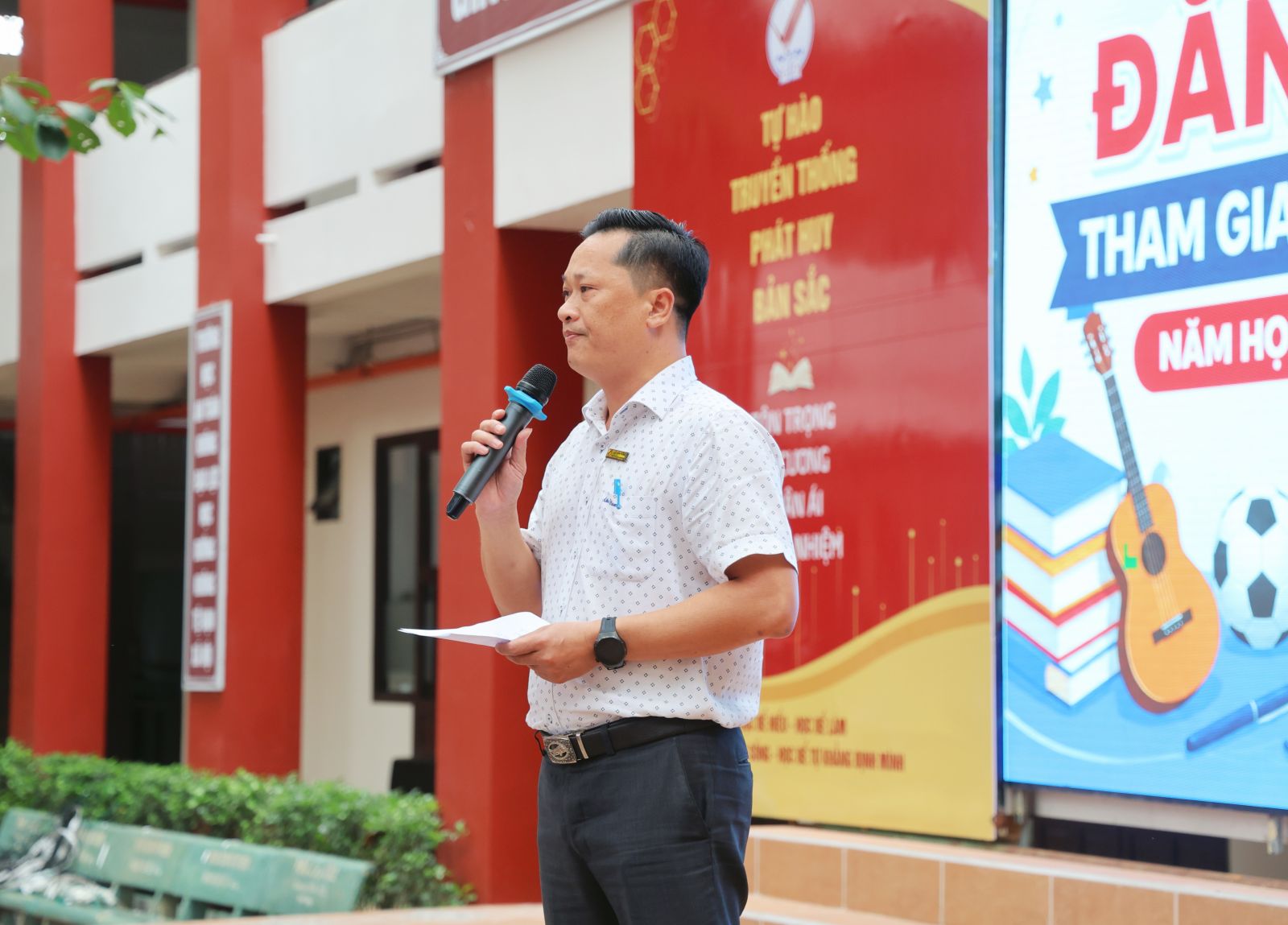 Thầy Lê Văn Công, Phó Hiệu trưởng Trường Ngô Thời Nhiệm, chia sẻ về định hướng phát triển các câu lạc bộ ngoại khóa và phát hiện, bồi dưỡng học sinh có năng khiếu.