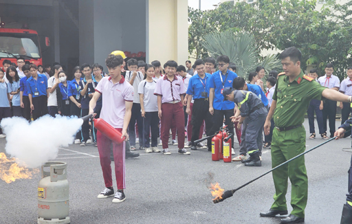 Học sinh trường Ngô Thời Nhiệm hào hứng tham gia trải nghiệm, thực hành PCCC & CNCH