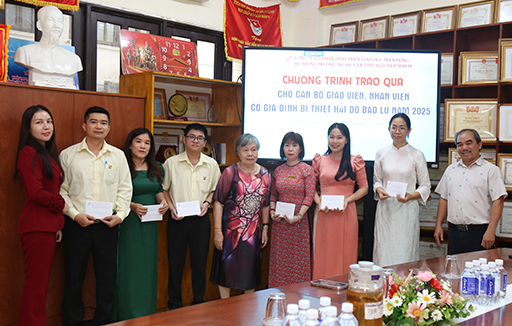 Trường Ngô Thời Nhiệm trao quà hỗ trợ cho cán bộ, giáo viên, nhân viên có gia đình bị thiệt hại do bão lũ năm 2025